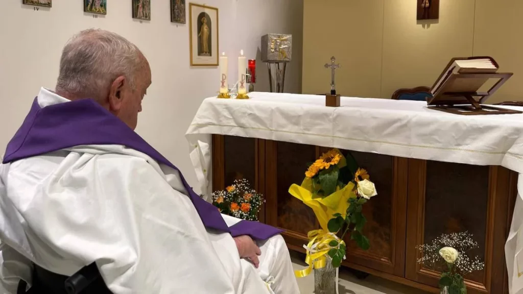 Papa Francesco celebra la Messa in ospedale a Gemelli, marzo 2025.