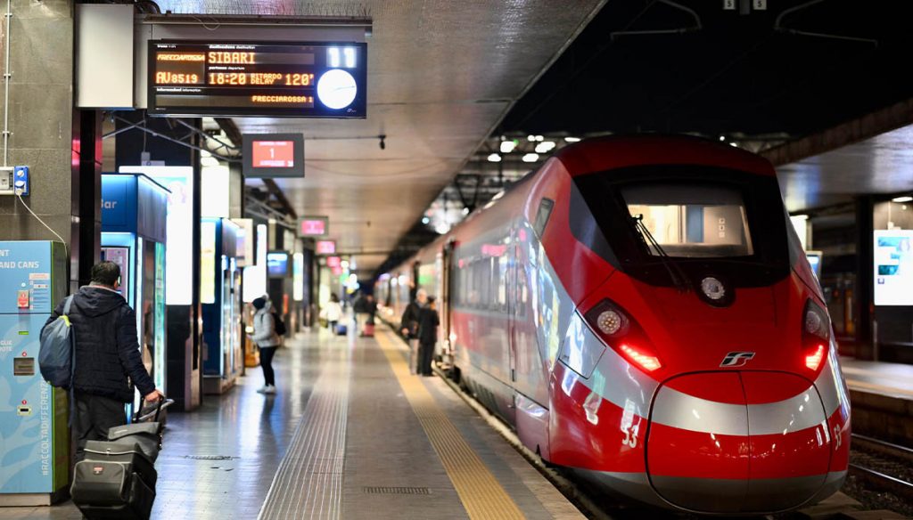 Treno ad alta velocità Italo alla stazione Napoli Centrale, Italia.