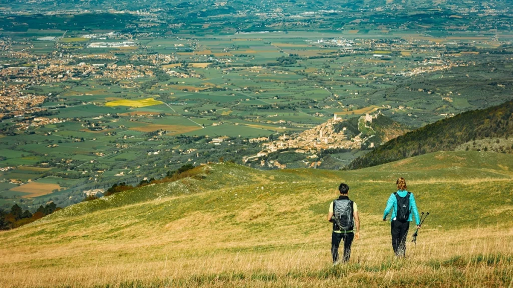 Sentiero panoramico in Italia immerso nella natura