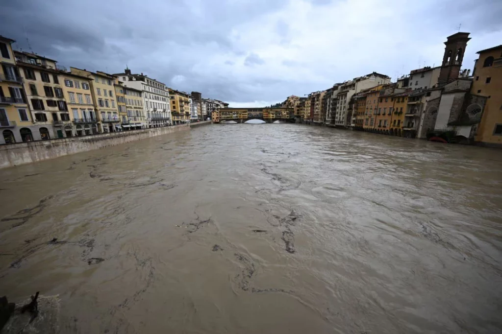 Strade allagate e soccorsi in Toscana a causa delle inondazioni