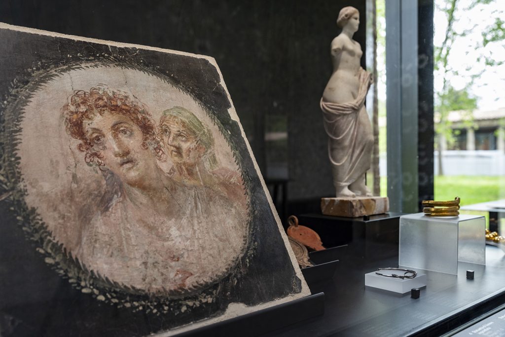 Opere d'arte, affreschi, statue e manufatti esposti nella mostra
