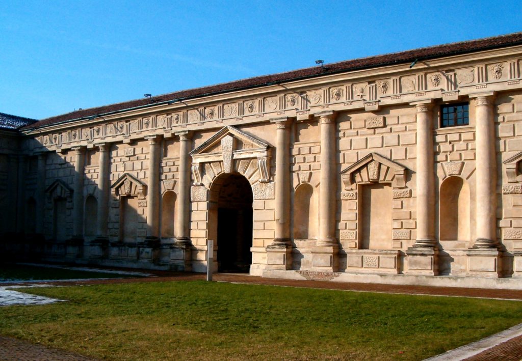 Il Cortile d'Onore di Palazzo Te, progettato dall'architetto Giulio Romano