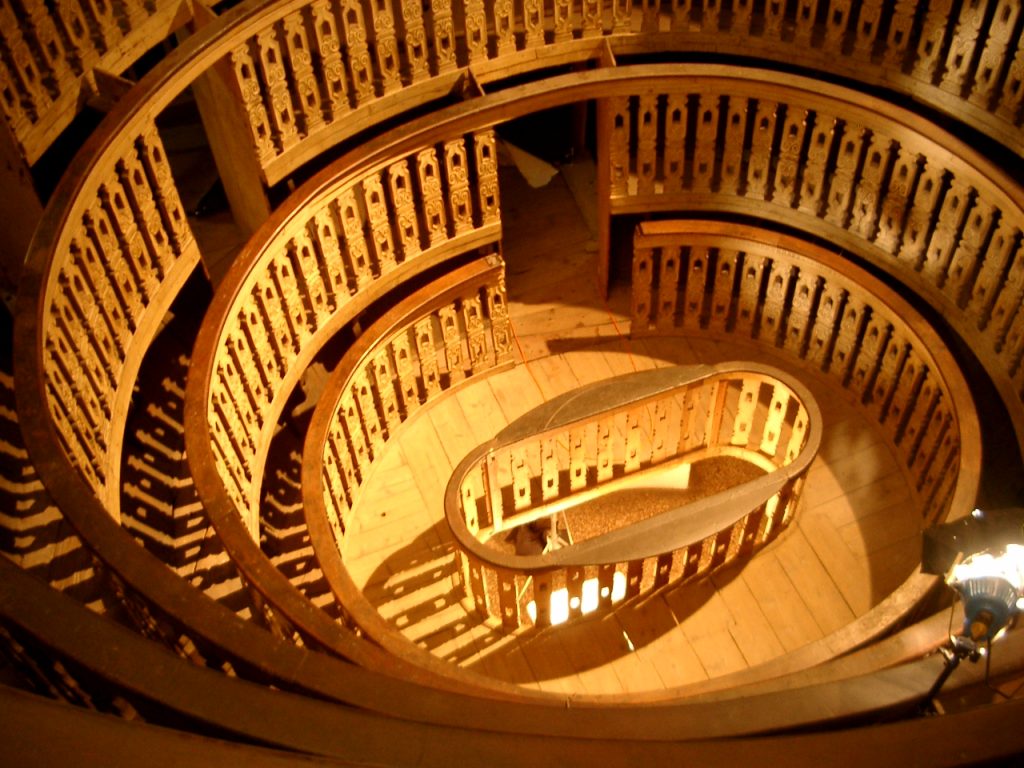 Teatro anatomico in legno visto dall'alto con tavolo settorio per autopsie