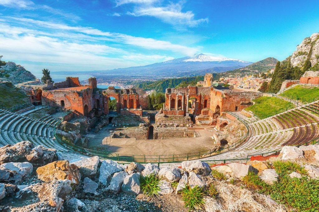 Taormina Arte 2025: un’estate di emozioni tra musica, teatro e circo nella cornice siciliana