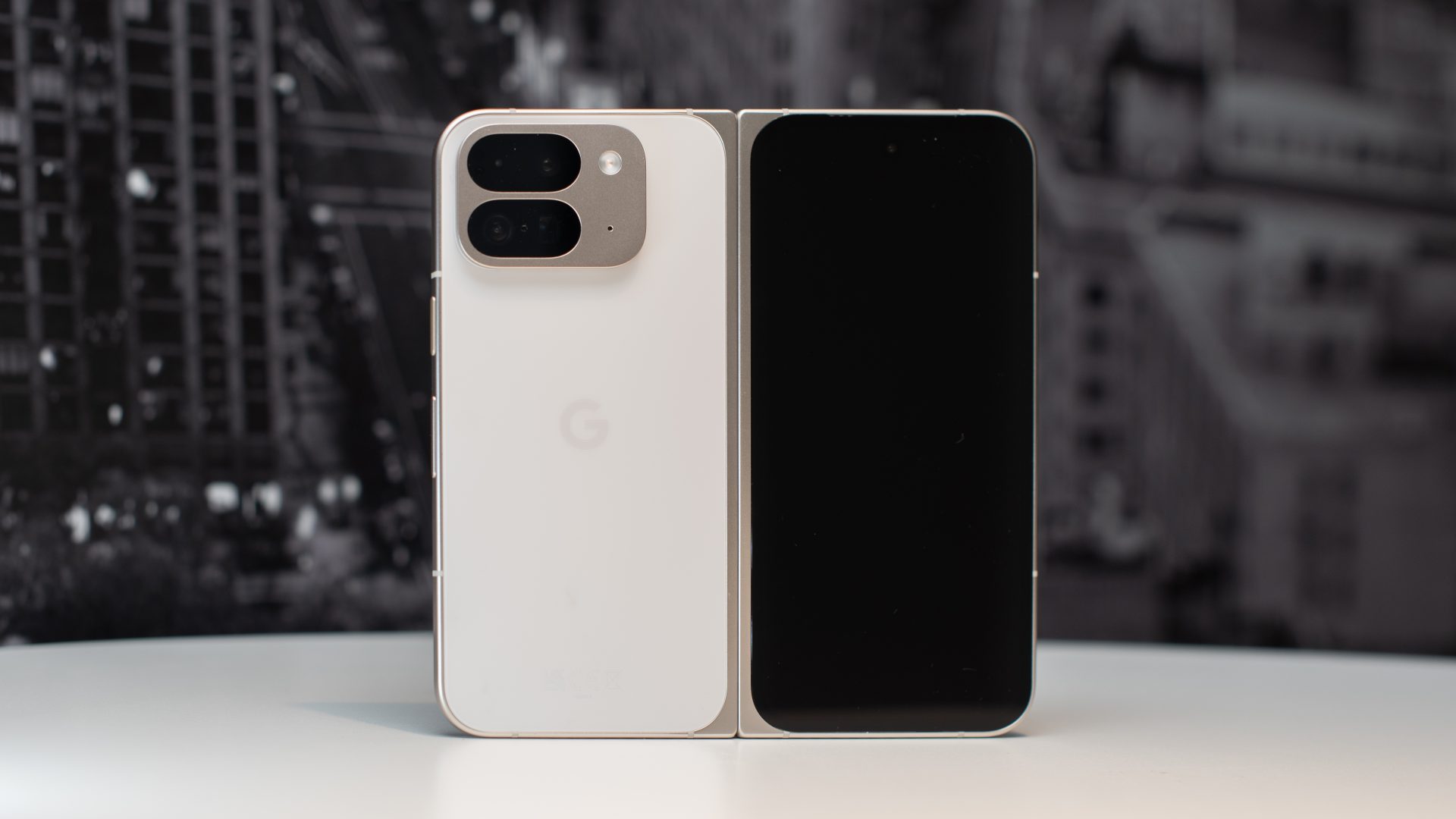 Google Pixel 10 con intelligenza artificiale Gemini e modello pieghevole