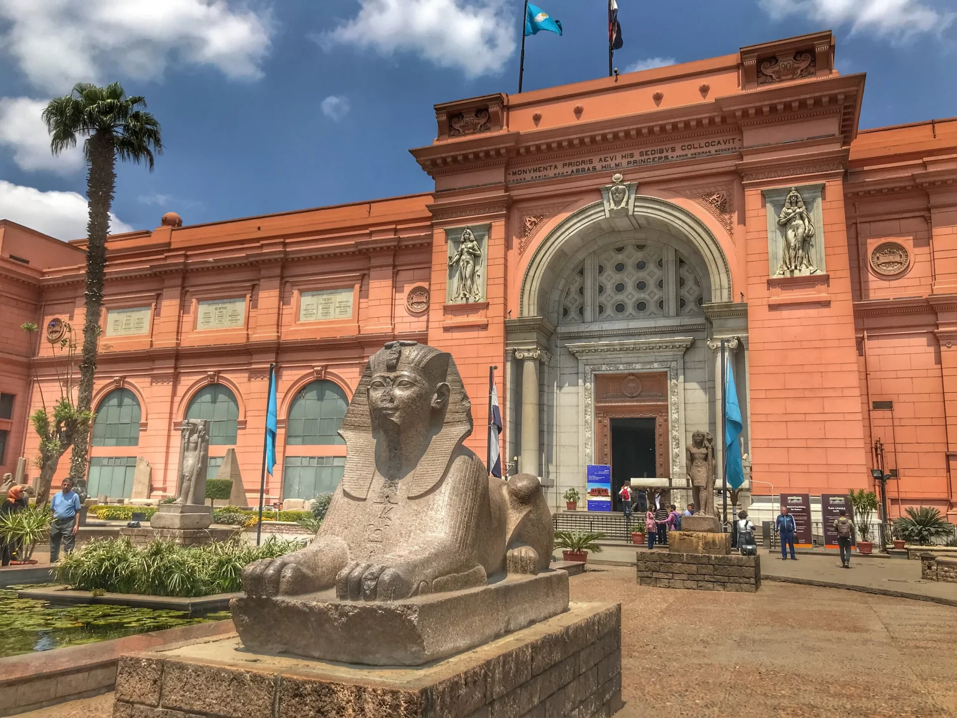 Reperti egizi antichi esposti al Museo del Cairo, simbolo delle mostre sui Faraoni in Italia nell’autunno 2025.