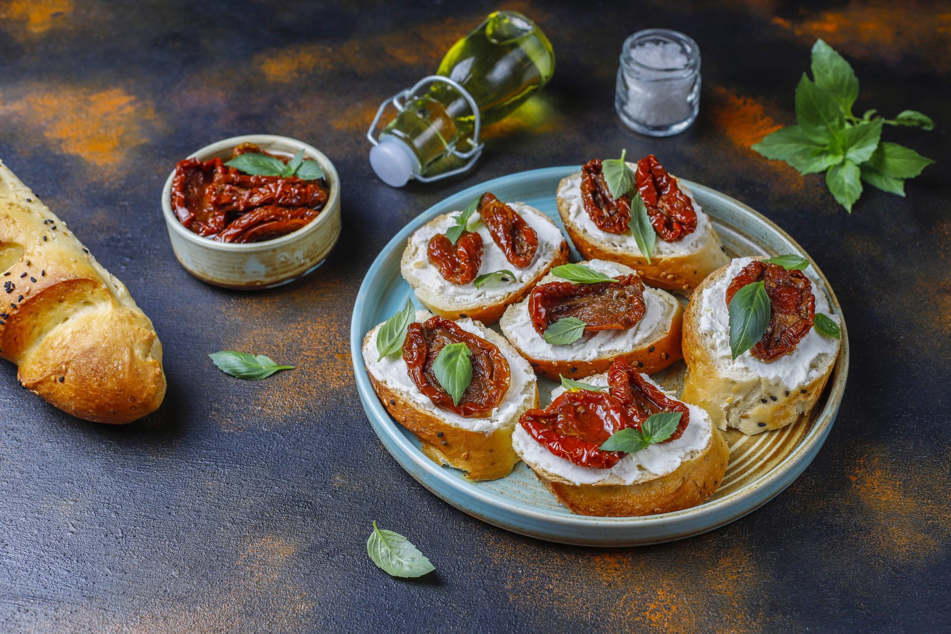 Bruschetta con prosciutto croccante, pesto, pomodorini e miele