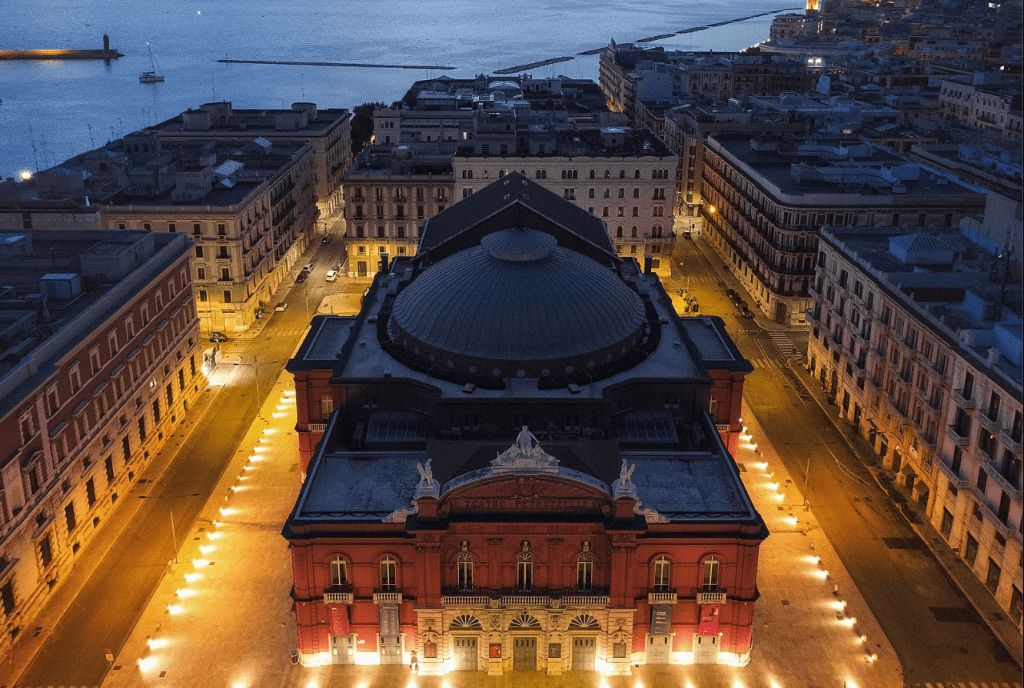 Teatro Petruzzelli di Bari illuminato di sera durante un evento musicale