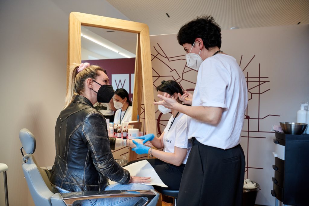 Visitatori truccati alla Milano Beauty Week Teatro alla Scala