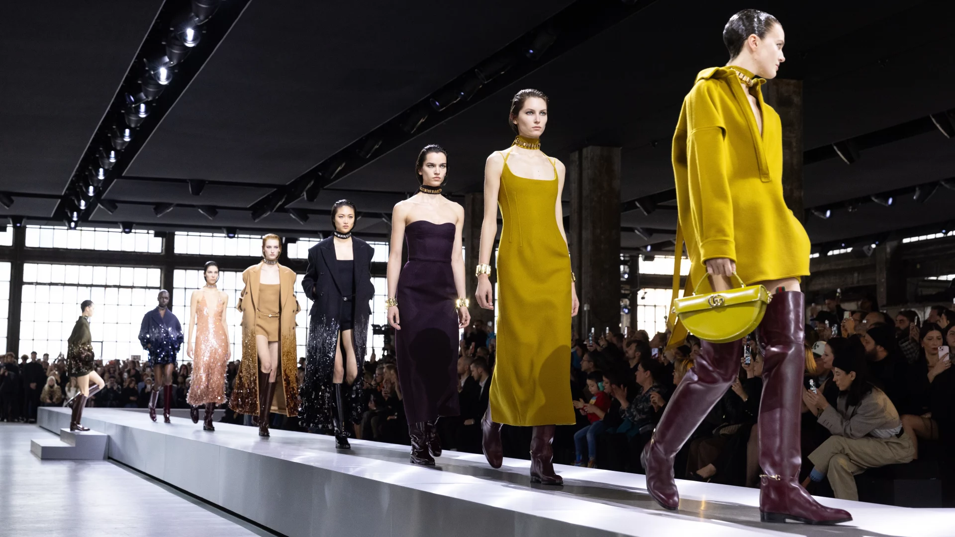 Sfilata alla Milano Fashion Week settembre 2025 con modelli e stilisti italiani