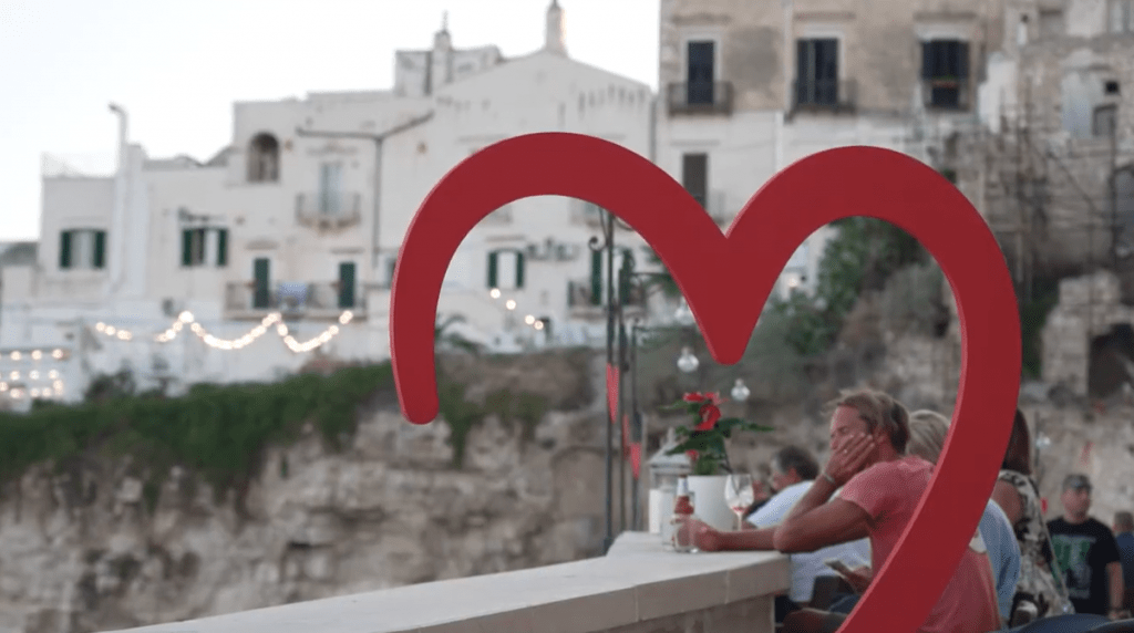 Cuori luminosi e installazioni artistiche a Vieste durante l’evento Vieste in Love 2025