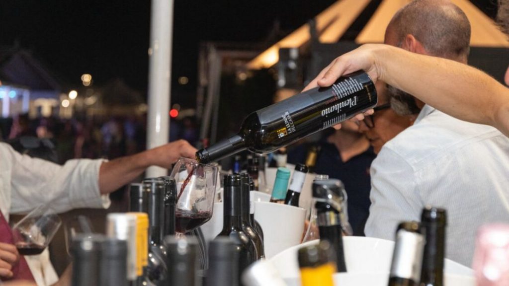 Degustazione di vini italiani al Vinòforum 2025 a Roma in Piazza di Siena