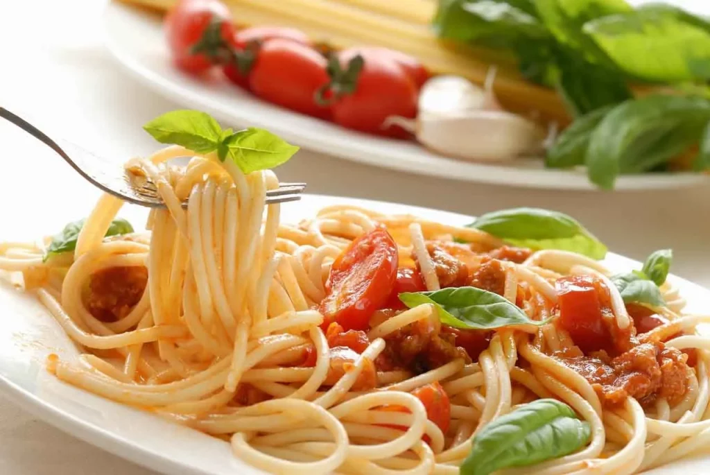 prodotti alimentari artigianali italiani su un banco con vino, formaggi e salumi tipici