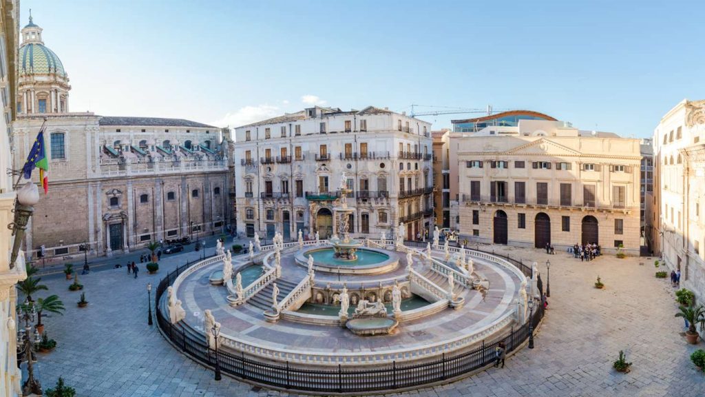 Piazza Pretoria a Palermo con la fontana e i palazzi storici