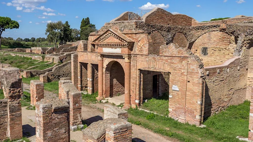 Rovine in mattoni di edifici romani tra il prato in un'area archeologica