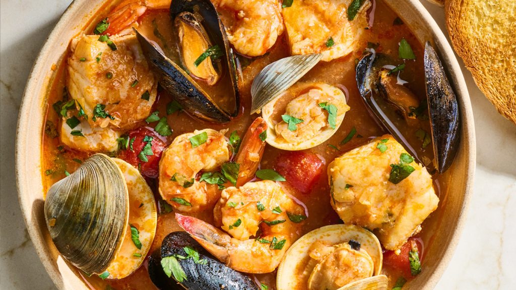 Zuppa di pesce con cozze e vongole in una ciotola bianca