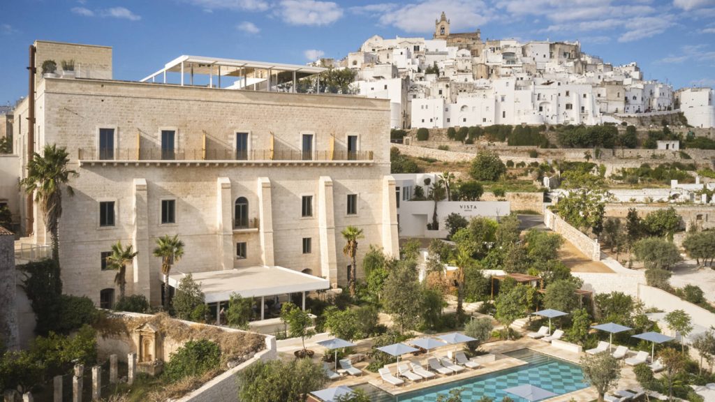 Hotel di lusso con giardino e piscina davanti alla città bianca di Ostuni