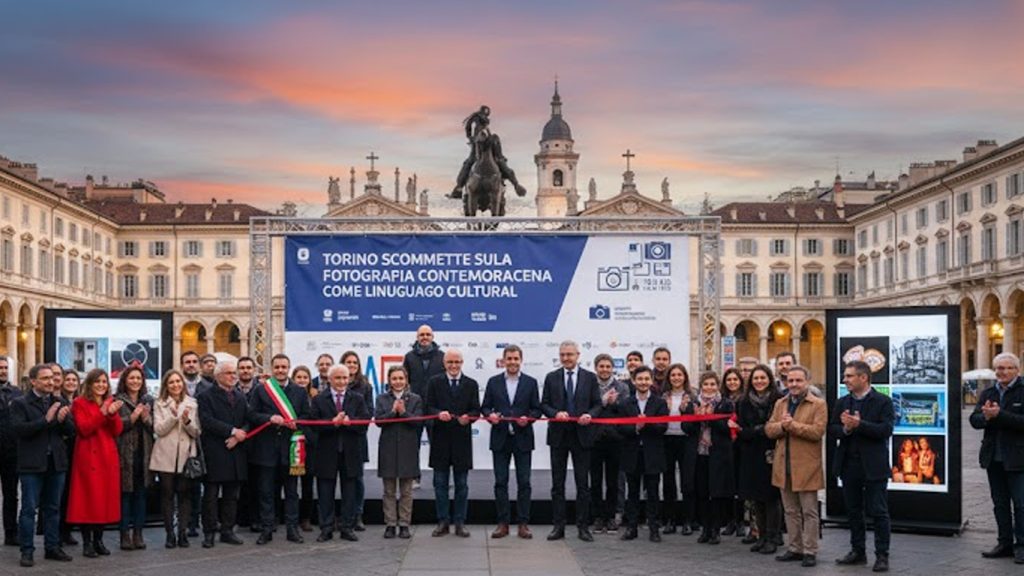 Inaugurazione con taglio del nastro davanti a un palazzo storico di Torino