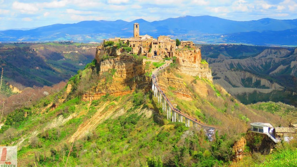 Civita di Bagnoregio sulla rupe con il ponte e le colline intorno