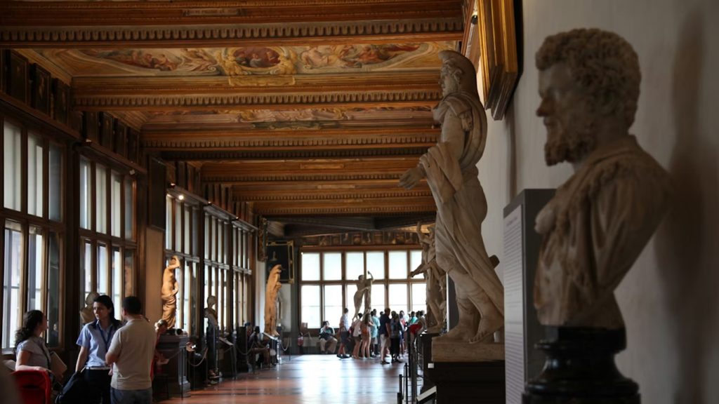 Galleria di un museo con busti in marmo e soffitto affrescato