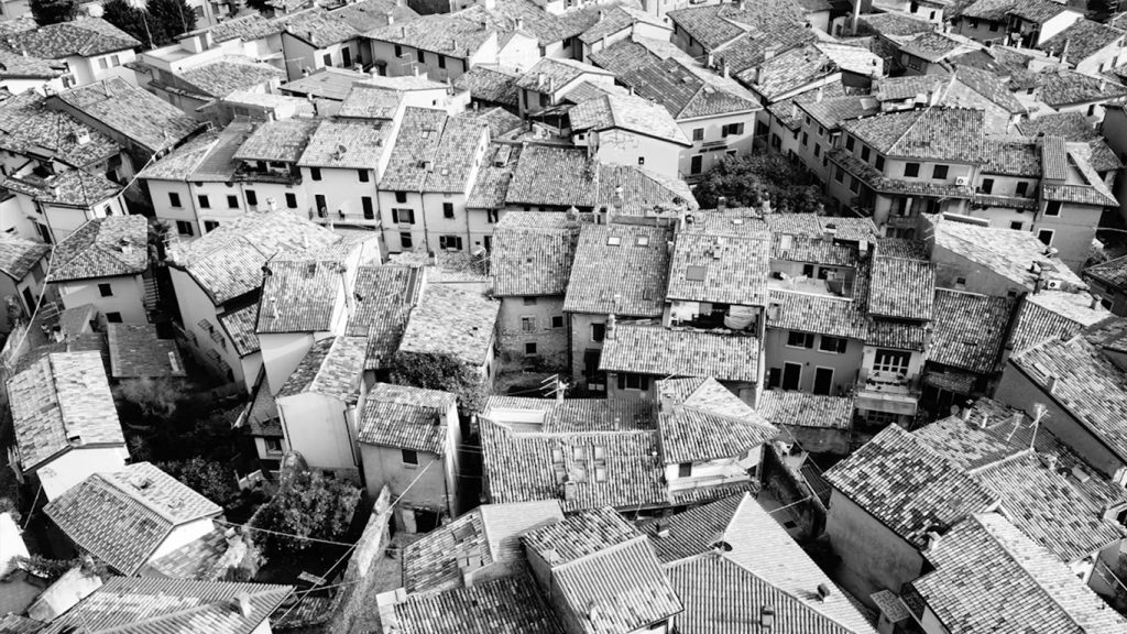 Tetti di un centro storico visti dall'alto in una foto in bianco e nero