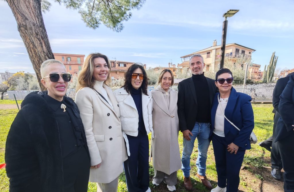 Al centro, Sabrina Zolla, presidente di Algaxia