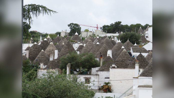 Tetti a cono dei trulli del Rione Monti ad Alberobello visti dal belvedere della Villa Comunale