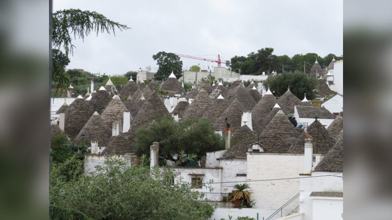 Tetti a cono dei trulli del Rione Monti ad Alberobello visti dal belvedere della Villa Comunale