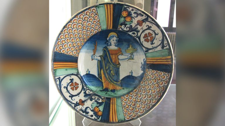 Piatto da parata in maiolica di Deruta del Cinquecento, dipinto a mano con decoro policromo