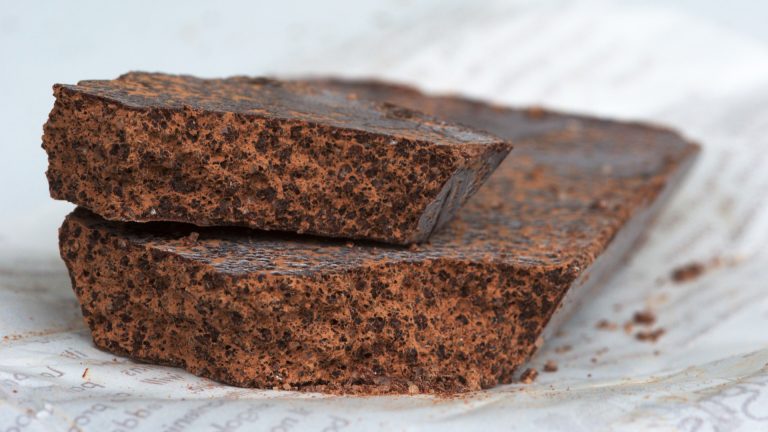 Tavolette di cioccolato di Modica dalla superficie granulosa con i cristalli di zucchero visibili