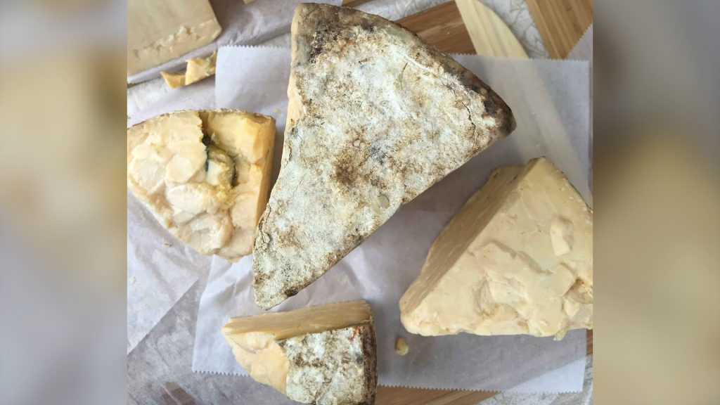 Spicchi di formaggio di fossa DOP su carta