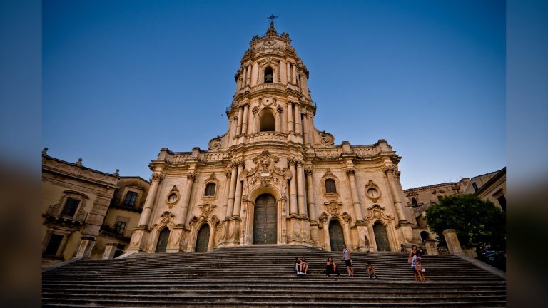 Facciata barocca del Duomo di San Giorgio a Modica Alta con la scalinata monumentale davanti