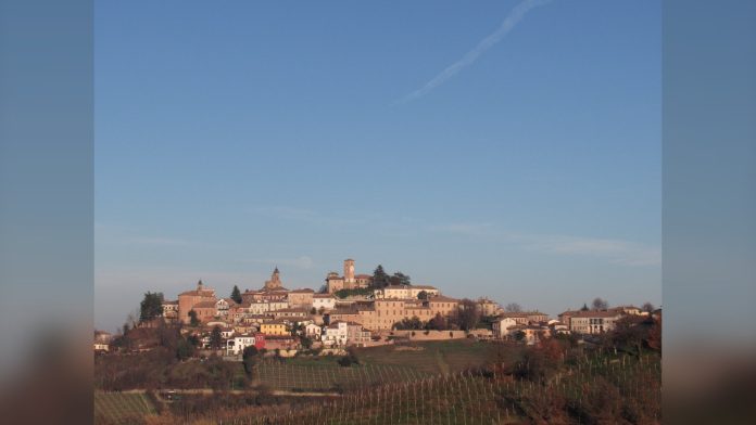 Neive – 16:9 CodiceItalia Il borgo di Neive sulla cima della collina, circondato dai vigneti delle Langhe sotto un cielo azzurro