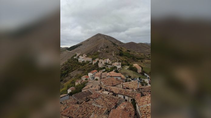 Veduta del borgo di Santo Stefano di Sessanio con le case in pietra raccolte attorno alla torre, sul Gran Sasso