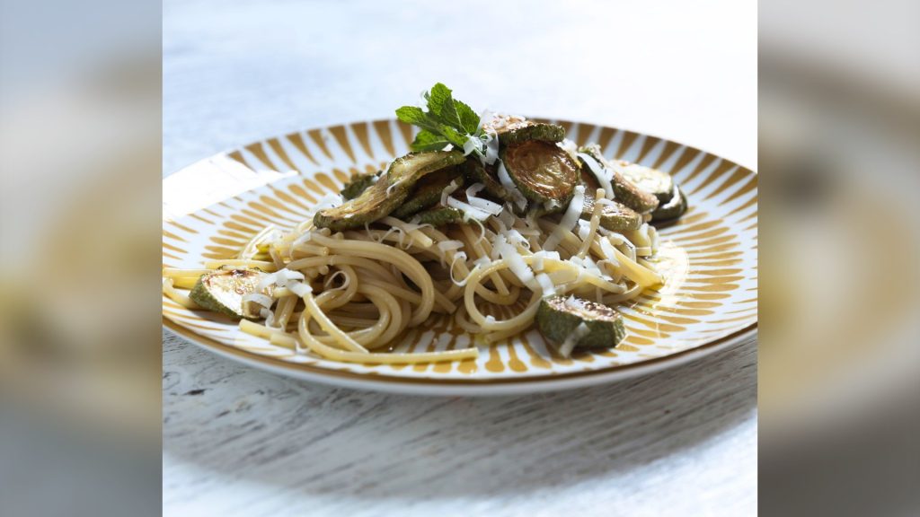 Spaghetti alla Nerano con zucchine in un piatto