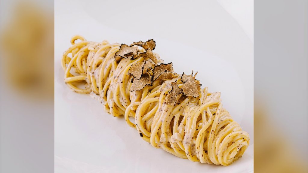 Strangozzi al tartufo nero con lamelle di tartufo