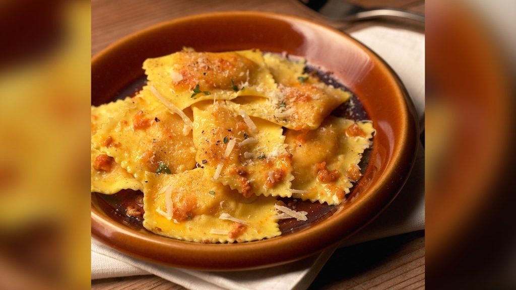 Tortelli di zucca mantovani con burro e salvia in un piatto